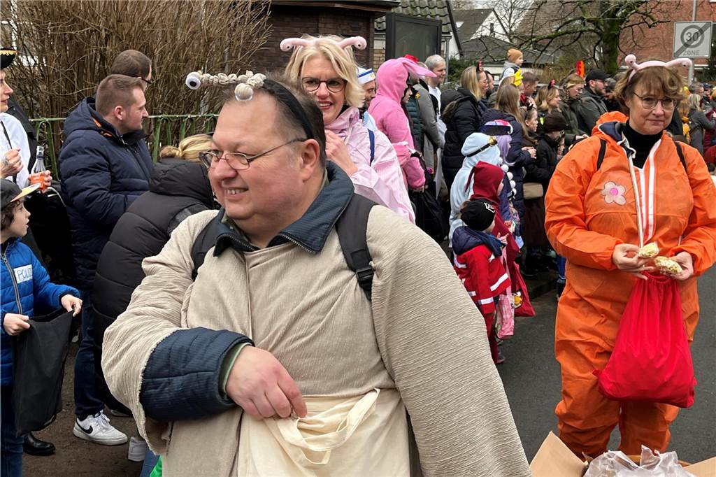 Kinderkarnevalszug 2024 in Dorsten: Viele Bilder von den besten Kostümen Der 50. Kinderkarnevalszug in Dorsten-Holsterhausen war für alle Beteiligten am Sonntag (11. Februar 2024) wieder ein ganz besonderer Spaß. Bei vielen fantasievollen Kostümen und Bergen von Kamelle kamen insbesondere die kleinen Besucher auf ihre Kosten.