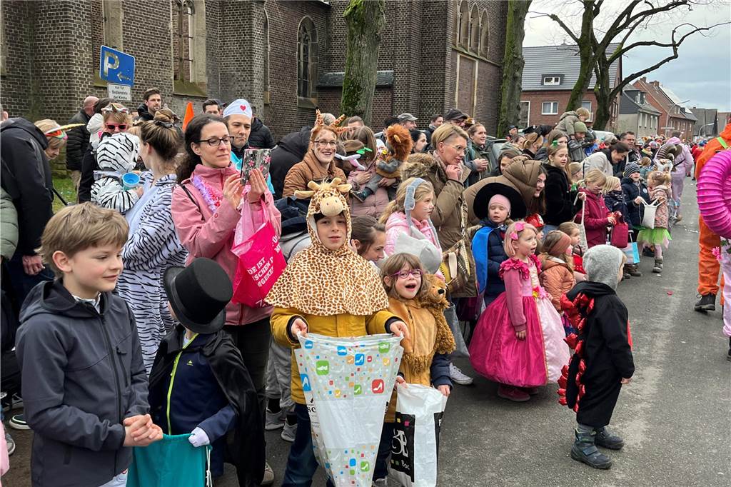 Kinderkarnevalszug 2024 in Dorsten: Viele Bilder von den besten Kostümen Der 50. Kinderkarnevalszug in Dorsten-Holsterhausen war für alle Beteiligten am Sonntag (11. Februar 2024) wieder ein ganz besonderer Spaß. Bei vielen fantasievollen Kostümen und Bergen von Kamelle kamen insbesondere die kleinen Besucher auf ihre Kosten.