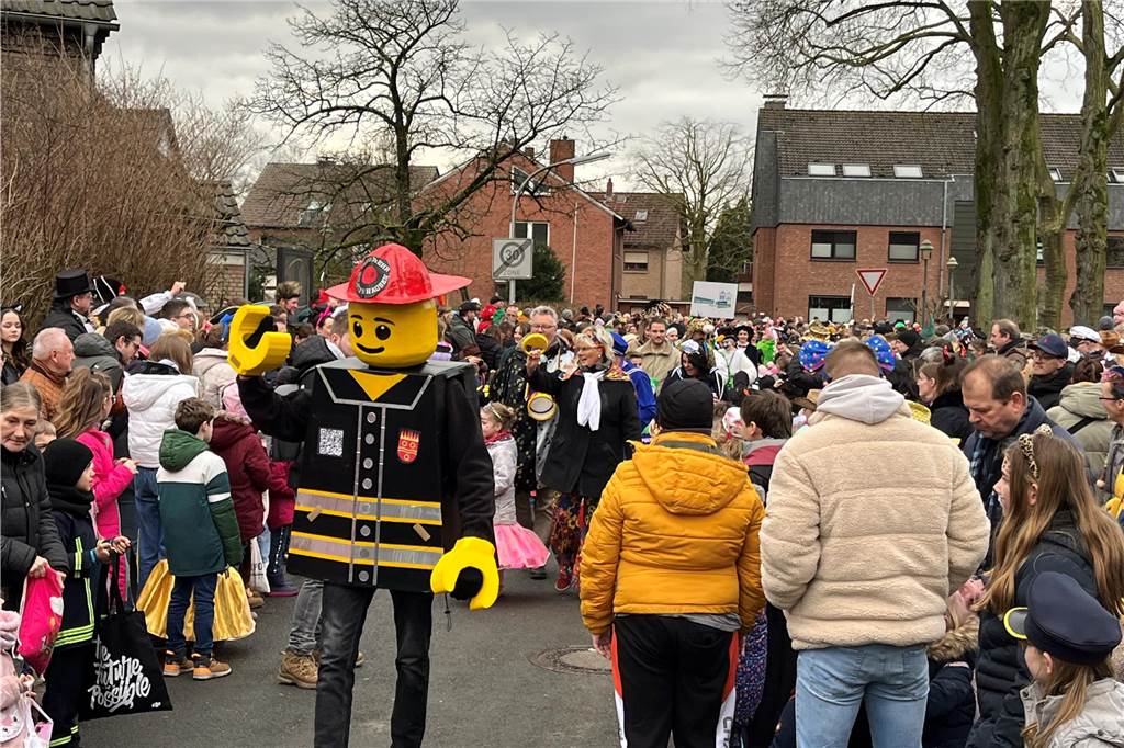 Kinderkarnevalszug 2024 in Dorsten: Viele Bilder von den besten Kostümen Der 50. Kinderkarnevalszug in Dorsten-Holsterhausen war für alle Beteiligten am Sonntag (11. Februar 2024) wieder ein ganz besonderer Spaß. Bei vielen fantasievollen Kostümen und Bergen von Kamelle kamen insbesondere die kleinen Besucher auf ihre Kosten.