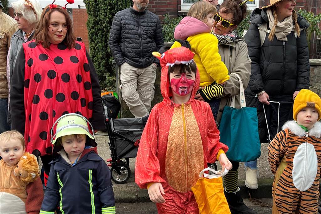 Kinderkarnevalszug 2024 in Dorsten: Viele Bilder von den besten Kostümen Der 50. Kinderkarnevalszug in Dorsten-Holsterhausen war für alle Beteiligten am Sonntag (11. Februar 2024) wieder ein ganz besonderer Spaß. Bei vielen fantasievollen Kostümen und Bergen von Kamelle kamen insbesondere die kleinen Besucher auf ihre Kosten.
