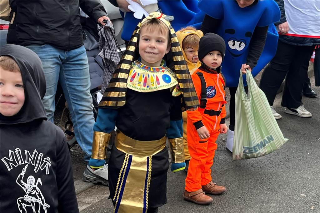 Kinderkarnevalszug 2024 in Dorsten: Viele Bilder von den besten Kostümen Der 50. Kinderkarnevalszug in Dorsten-Holsterhausen war für alle Beteiligten am Sonntag (11. Februar 2024) wieder ein ganz besonderer Spaß. Bei vielen fantasievollen Kostümen und Bergen von Kamelle kamen insbesondere die kleinen Besucher auf ihre Kosten.