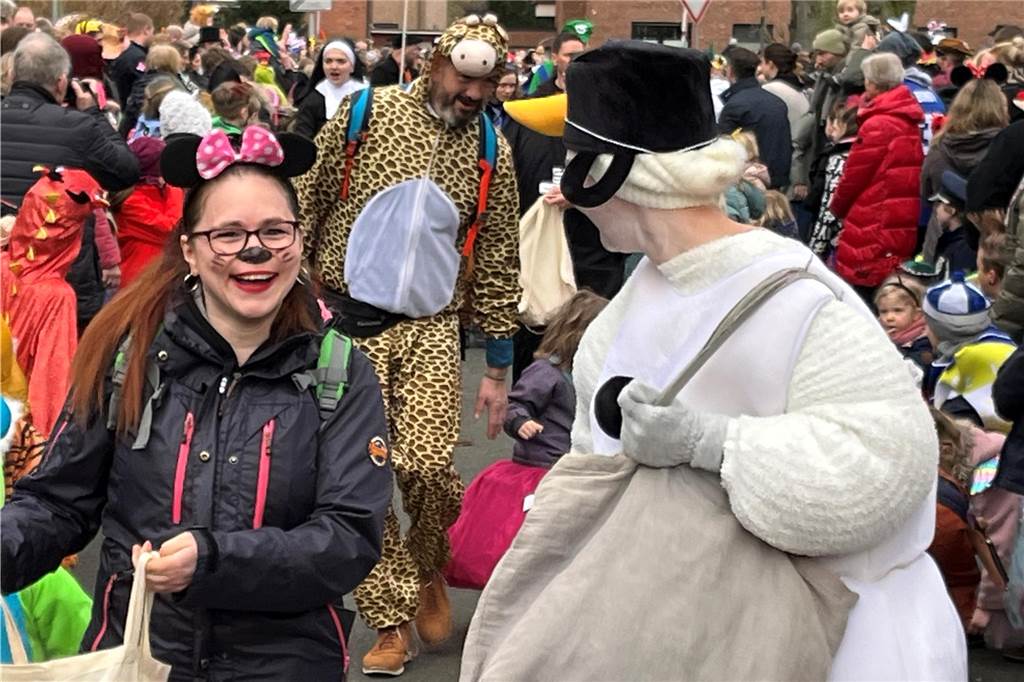 Kinderkarnevalszug 2024 in Dorsten: Viele Bilder von den besten Kostümen Der 50. Kinderkarnevalszug in Dorsten-Holsterhausen war für alle Beteiligten am Sonntag (11. Februar 2024) wieder ein ganz besonderer Spaß. Bei vielen fantasievollen Kostümen und Bergen von Kamelle kamen insbesondere die kleinen Besucher auf ihre Kosten.
