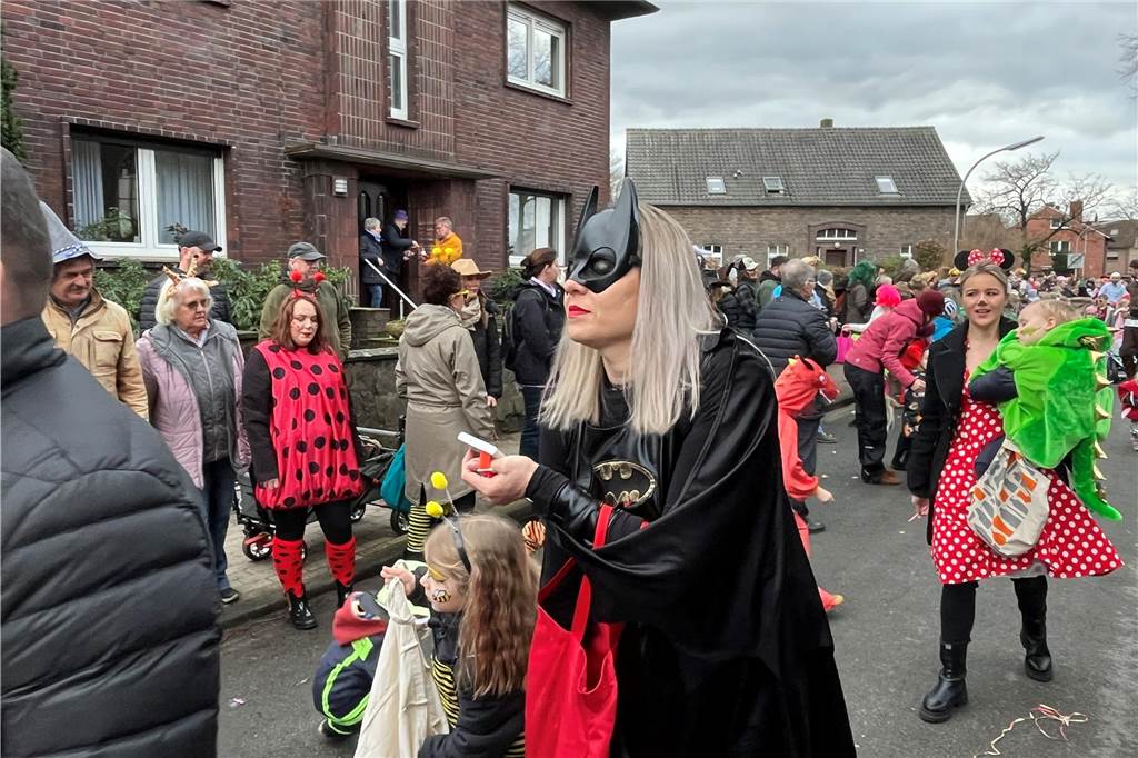 Kinderkarnevalszug 2024 in Dorsten: Viele Bilder von den besten Kostümen Der 50. Kinderkarnevalszug in Dorsten-Holsterhausen war für alle Beteiligten am Sonntag (11. Februar 2024) wieder ein ganz besonderer Spaß. Bei vielen fantasievollen Kostümen und Bergen von Kamelle kamen insbesondere die kleinen Besucher auf ihre Kosten.