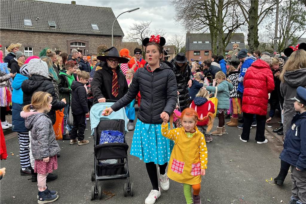 Kinderkarnevalszug 2024 in Dorsten: Viele Bilder von den besten Kostümen Der 50. Kinderkarnevalszug in Dorsten-Holsterhausen war für alle Beteiligten am Sonntag (11. Februar 2024) wieder ein ganz besonderer Spaß. Bei vielen fantasievollen Kostümen und Bergen von Kamelle kamen insbesondere die kleinen Besucher auf ihre Kosten.