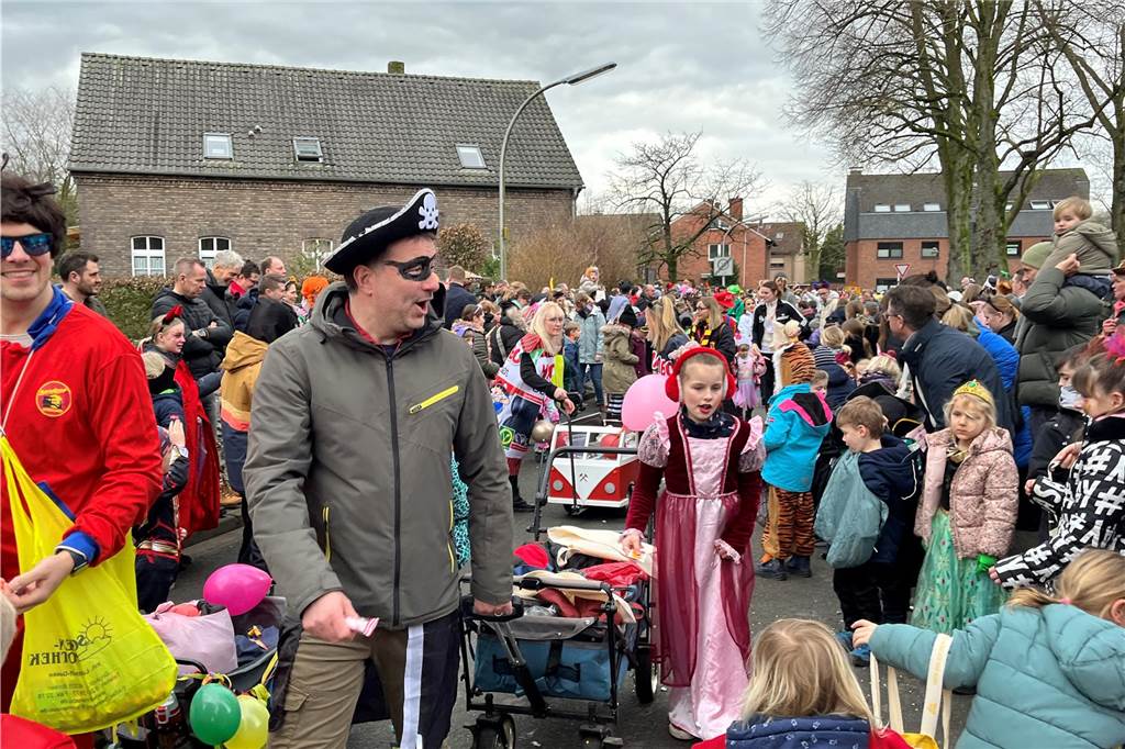 Kinderkarnevalszug 2024 in Dorsten: Viele Bilder von den besten Kostümen Der 50. Kinderkarnevalszug in Dorsten-Holsterhausen war für alle Beteiligten am Sonntag (11. Februar 2024) wieder ein ganz besonderer Spaß. Bei vielen fantasievollen Kostümen und Bergen von Kamelle kamen insbesondere die kleinen Besucher auf ihre Kosten.