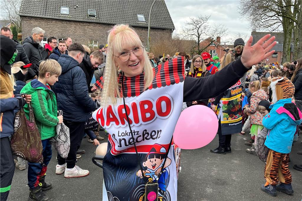 Kinderkarnevalszug 2024 in Dorsten: Viele Bilder von den besten Kostümen Der 50. Kinderkarnevalszug in Dorsten-Holsterhausen war für alle Beteiligten am Sonntag (11. Februar 2024) wieder ein ganz besonderer Spaß. Bei vielen fantasievollen Kostümen und Bergen von Kamelle kamen insbesondere die kleinen Besucher auf ihre Kosten.