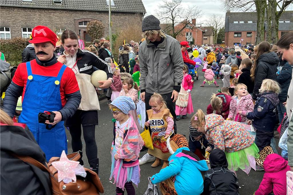 Kinderkarnevalszug 2024 in Dorsten: Viele Bilder von den besten Kostümen Der 50. Kinderkarnevalszug in Dorsten-Holsterhausen war für alle Beteiligten am Sonntag (11. Februar 2024) wieder ein ganz besonderer Spaß. Bei vielen fantasievollen Kostümen und Bergen von Kamelle kamen insbesondere die kleinen Besucher auf ihre Kosten.
