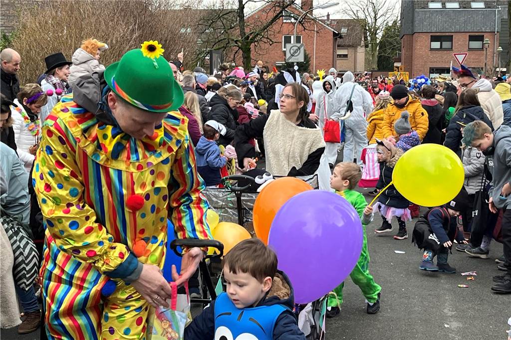 Kinderkarnevalszug 2024 in Dorsten: Viele Bilder von den besten Kostümen Der 50. Kinderkarnevalszug in Dorsten-Holsterhausen war für alle Beteiligten am Sonntag (11. Februar 2024) wieder ein ganz besonderer Spaß. Bei vielen fantasievollen Kostümen und Bergen von Kamelle kamen insbesondere die kleinen Besucher auf ihre Kosten.