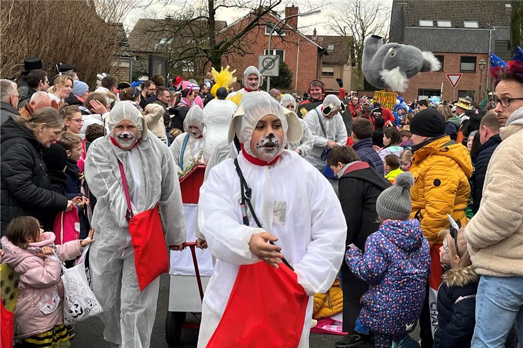 Kinderkarnevalszug 2024 in Dorsten: Viele Bilder von den besten Kostümen Der 50. Kinderkarnevalszug in Dorsten-Holsterhausen war für alle Beteiligten am Sonntag (11. Februar 2024) wieder ein ganz besonderer Spaß. Bei vielen fantasievollen Kostümen und Bergen von Kamelle kamen insbesondere die kleinen Besucher auf ihre Kosten.