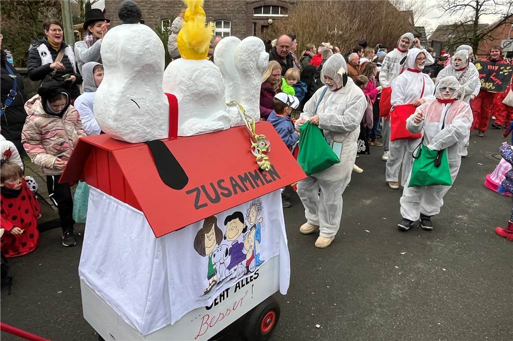 Kinderkarnevalszug 2024 in Dorsten: Viele Bilder von den besten Kostümen Der 50. Kinderkarnevalszug in Dorsten-Holsterhausen war für alle Beteiligten am Sonntag (11. Februar 2024) wieder ein ganz besonderer Spaß. Bei vielen fantasievollen Kostümen und Bergen von Kamelle kamen insbesondere die kleinen Besucher auf ihre Kosten.