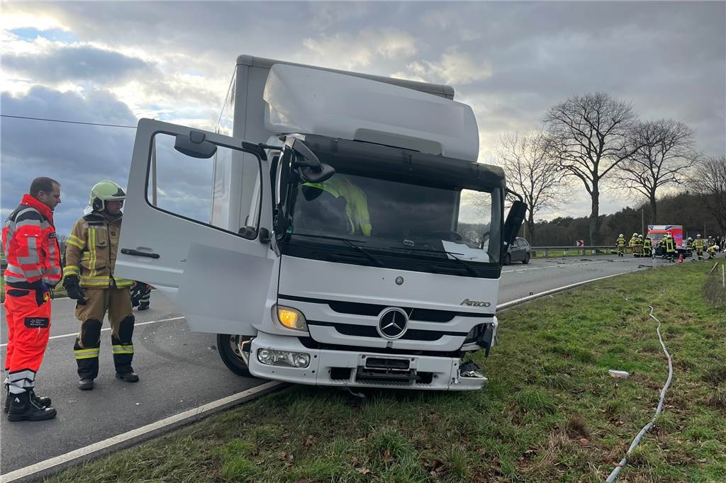 38-Jähriger stirbt bei Unfall in Hullern : B58 stundenlang gesperrt Der 60-jährige Fahrer des Lkw konnte nicht mehr ausweichen.