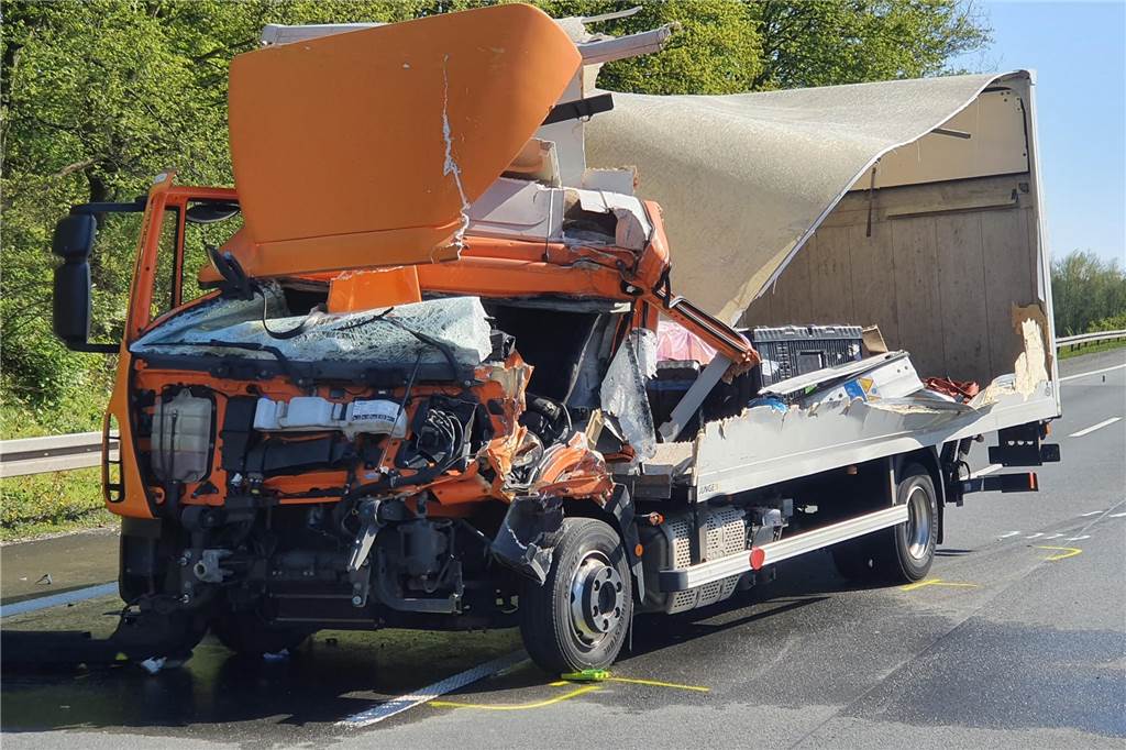 Drei Lkw-Unfälle auf der A1 bei Kamen: Kilometerlanger Rückstau Der 7,5 Tonnen schwere Lkw fuhr am Kamener Kreuz auf ein Stauende auf. Das Fahrerhaus wurde bei dem Aufprall fast vollständig zerstört.