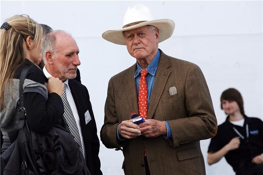 Wasser findet seinen Weg Der 80er-Jahre TV-Star Larry Hagman kam 2010 zur Flutung.