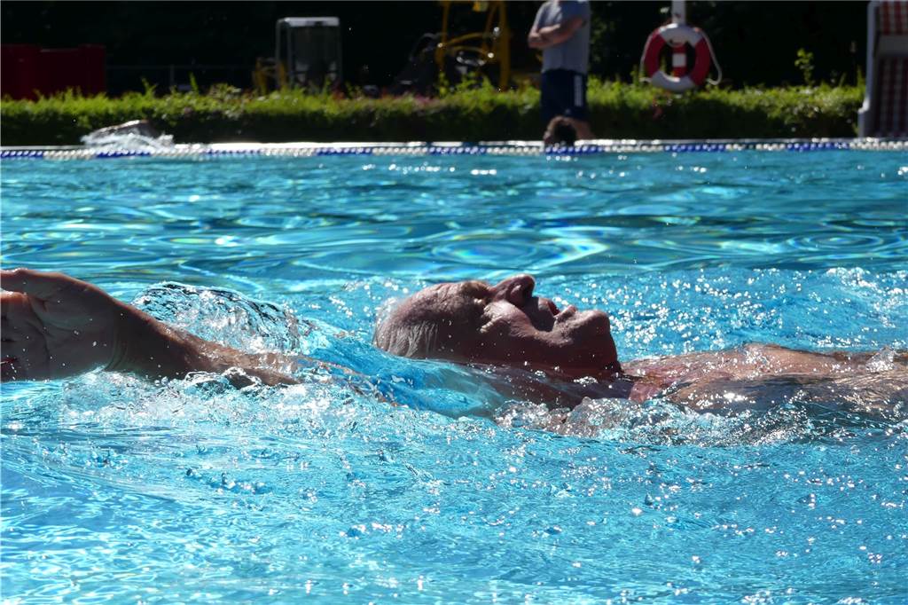Freibad-Check: Das Elsebad in Schwerte „gehört“ den Besuchern Der 82-jährige Günter Laurenzis zieht gern im Elsebad seine Bahnen - vor allem morgens, wenn es nicht so voll ist.