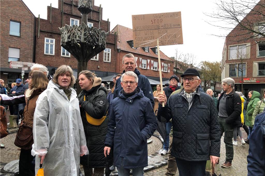 500 Vredener gehen für ihr Grundwasser auf die Straße: Protest gegen Abpumpen Der 89-jährige Bernhard Wesseler nahm mit einem Pappschild erstmals in seinem Leben an einer Demonstration teil.