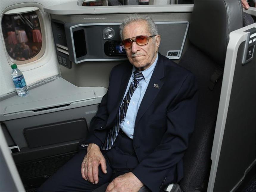91-Jähriger arbeitet seit 75 Jahren als Flugzeugmechaniker Der 91-jährige Flugzeugmechaniker Azriel Blackman sitzt in New York in einem Passagiersitz in einer Flugzeugkabine. Foto: American Airlines