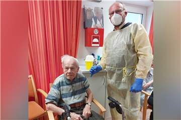 Der 97-jährige Herr Herbshoff (l.) hat die erste Dosis der Corona-Impfung von Dr. Kristian Fromme erhalten.