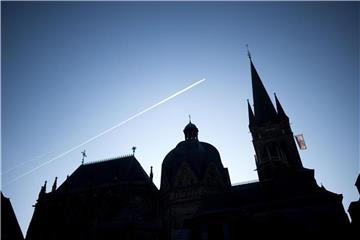 Der Aachener Dom im Gegenlicht. Die Bundesländer haben den großen Kirchen 538 Millionen Euro an sogenannten Staatsleistungen gezahlt. Foto: Marius Becker