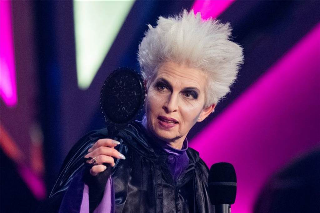 „Moderne Ritterin im besten Sinne“: Karnevalsorden für Annalena Baerbock Marie-Agnes Strack-Zimmermann verkleidet mit abstehenden grauen Haaren