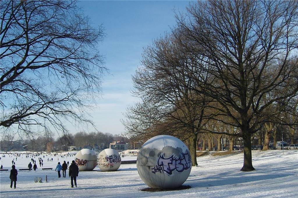 Frischluftkur ganz nah: 7 Wanderrouten durchs winterliche NRW der gefrorene aasee in münster auf dem menschen laufen