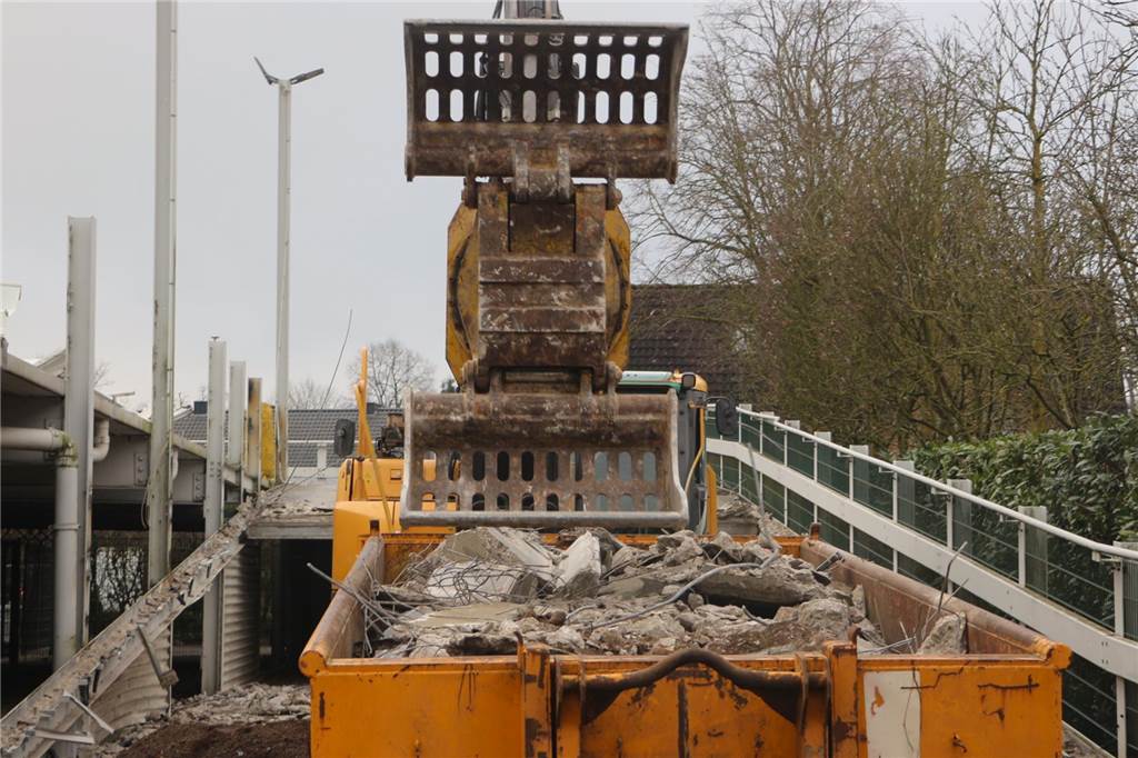 Nächste Großbaustelle: Abbruch des Parkdecks am ehemaligen Krankenhaus gestartet eine Baggerkralle steht über einem Container