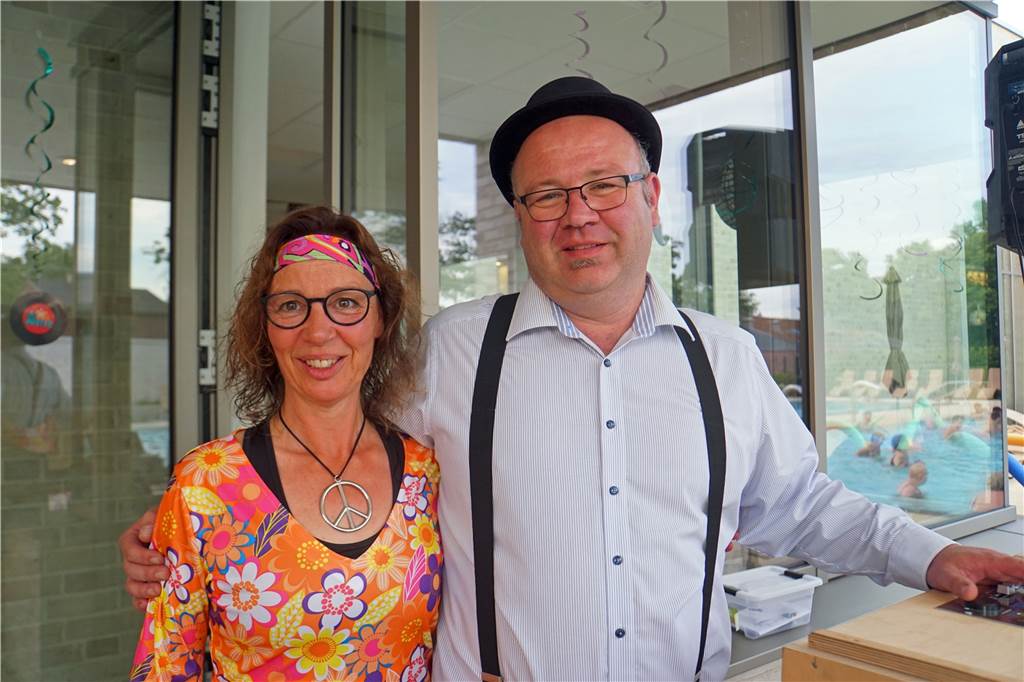 Solebad Werne: Hippies schwitzen beim Peace and Love-Aufguss Mann und Frau in lustigen Kostümen.