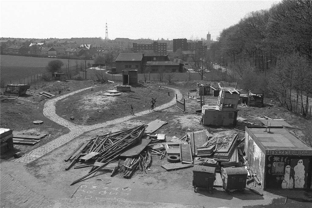 Der Abenteuerspielplatz in der 80er Jahren. Im Hintergrund kann man die neu gebaute Jugendfreizeitstätte Rahm erkennen. Heute ist das Gelände von hohen Bäumen umgeben.