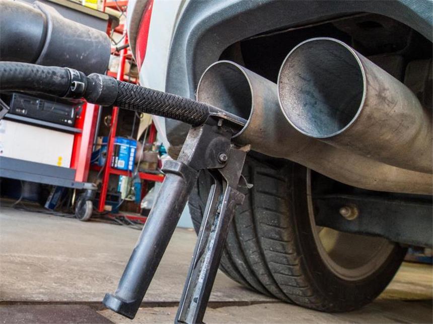 Umweltminister wollen Diesel teurer machen Der Abgasskandal bei VW hat große Kreise gezogen. Nun beschäftigt er die Umweltminister. Foto: Patrick Pleul