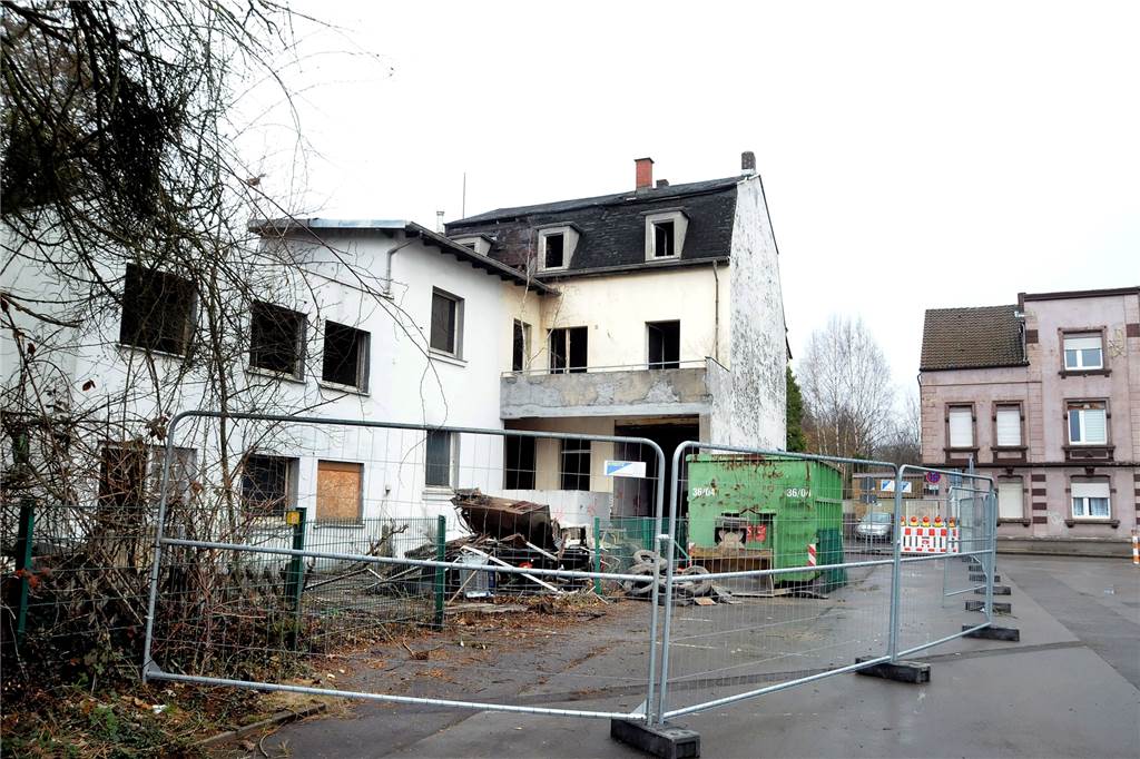 „Bronx von Schwerte“: Zwei Jahrzehnte mussten die Nachbarn warten – jetzt hat der Abriss begonnen Der Abriss der „Bronx" am oberen Senningsweg hat geht los. Gestartet wurde mit den Werkstattanbauten des maroden Gründerzeithauses Senningsweg 23.