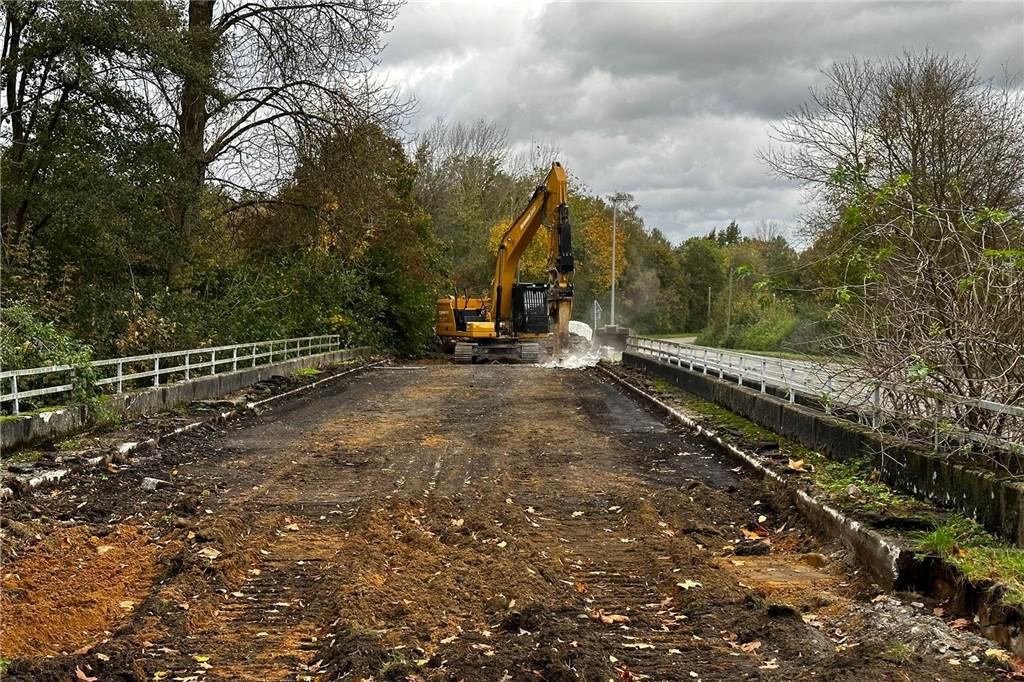 Geh- und Radweg vier Wochen gesperrt: Brücke wird abgerissen Der Abriss der Brücke hat begonnen.
