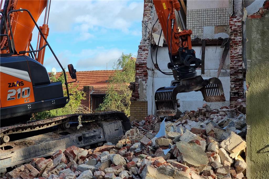 Gruseliger Fund auf der Burg: Menschliches „Knochennest“ geborgen Abriss der Burgschänke