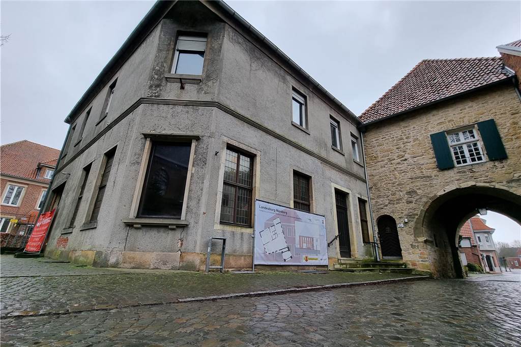 Abriss und Neubau Burgschänke: Burggeschichte soll innovativ erlebbar werden Der Abriss der Burgschänke (links) wird nicht nur wegen der archäologischen Funde kniffelig. Das angrenzende Torhaus soll erhalten und darf beim Abriss nicht beschädigt werden.
