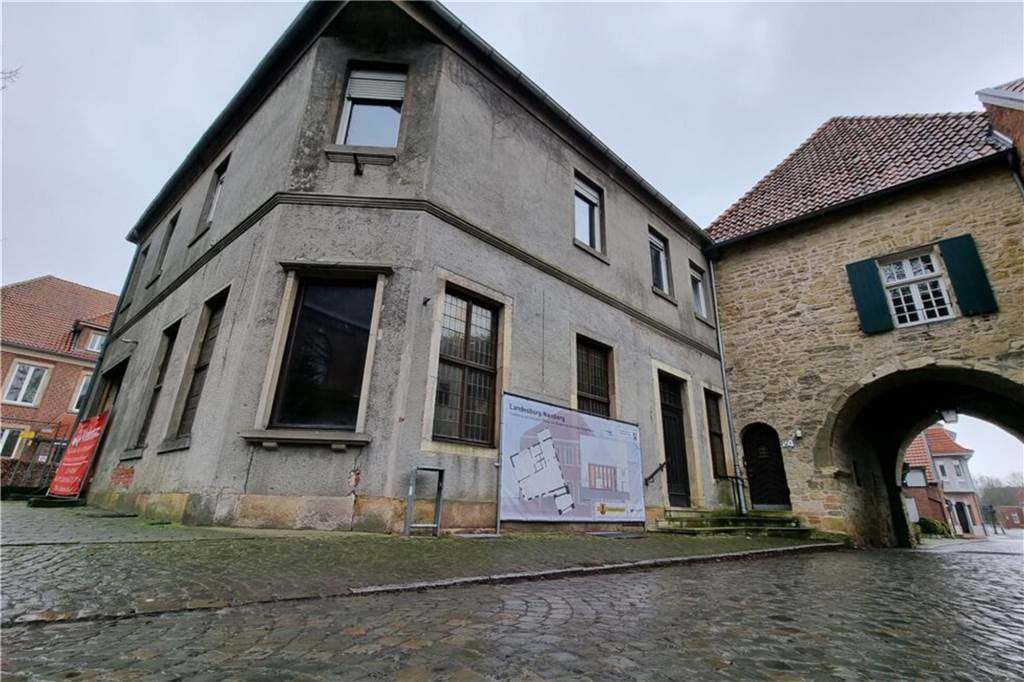Abriss und Neubau Burgschänke: Votum der NRW-Stiftung macht Weg frei Der Abriss der Burgschänke (links) wird nicht nur wegen der archäologischen Funde kniffelig. Das angrenzende Torhaus soll erhalten und darf beim Abriss nicht beschädigt werden.