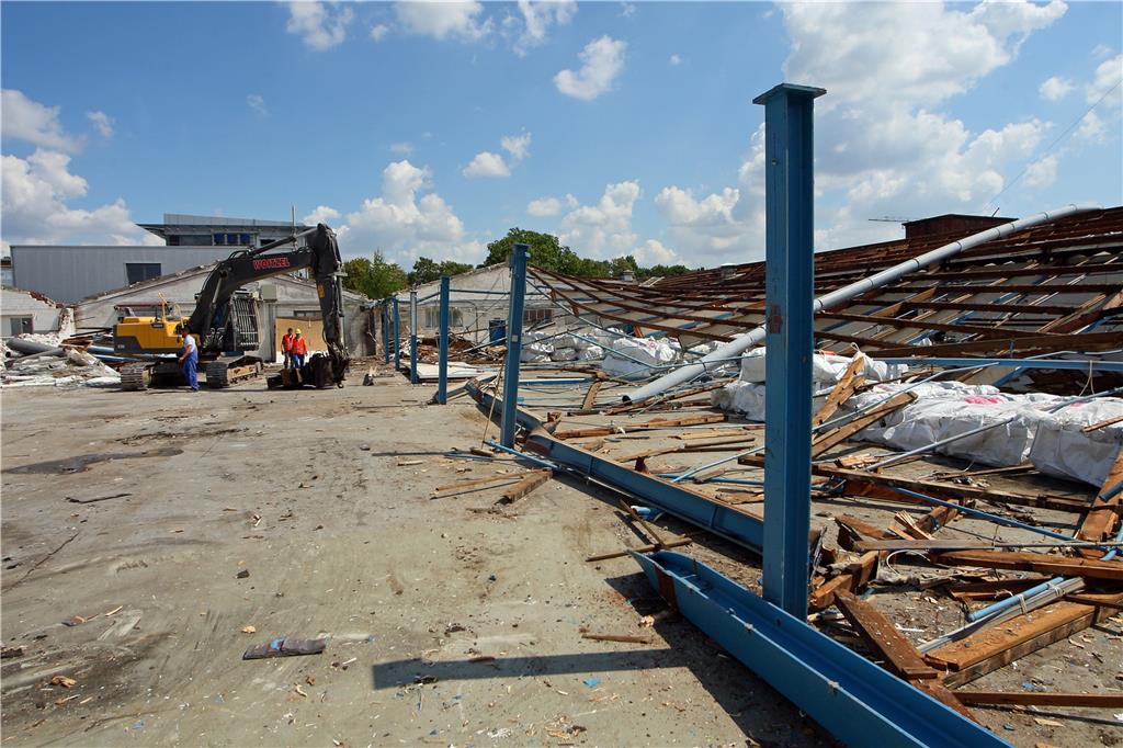 Zwei neue Aldi-Märkte für Stadtlohn Der Abriss der ehemaligen WRT-Hallen ist angelaufen.