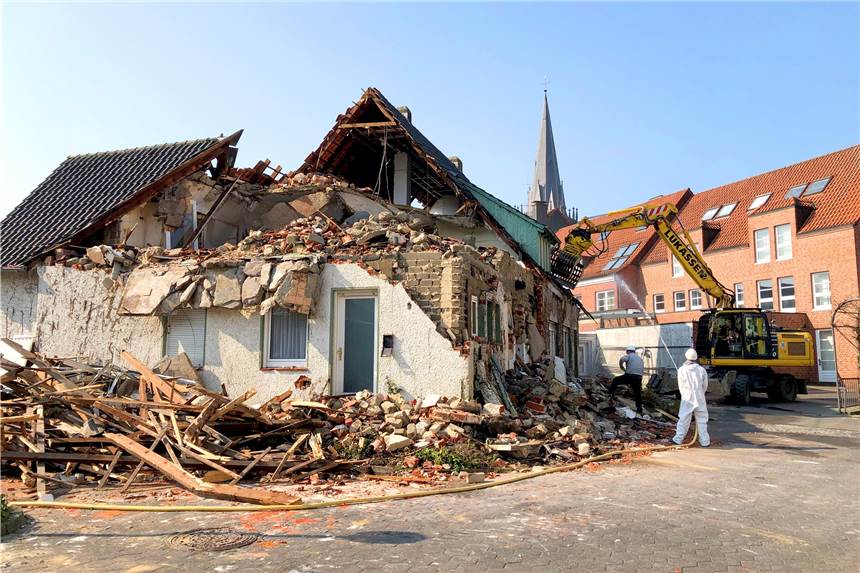 Abriss hinter der alten Volksbank, doch ein Konzept gibt es noch nicht Der Abriss des alten Wohnhauses am Domhof hat am Donnerstag mit schwerem Gerät begonnen. Wie es mit dem gesamten Areal weitergeht, steht allerdings noch nicht fest.