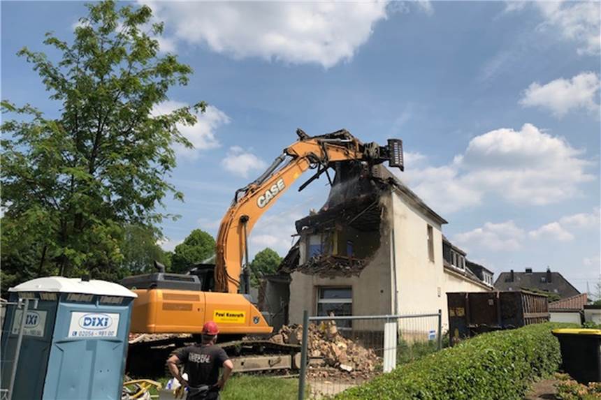 Das Evangelische Gemeindehaus verschwindet aus Oespels Ortskern – der Abriss hat begonnen Der Abriss des Oespeler Gemeindehauses hat begonnen.