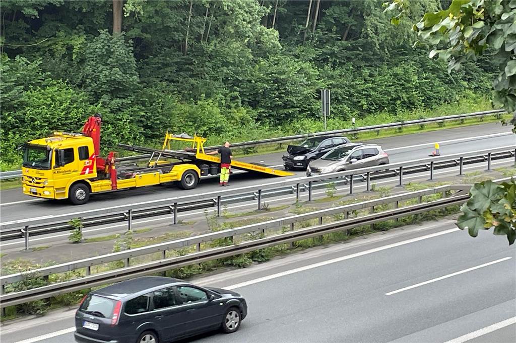 Der Abschleppdienst ist an der Unfallstelle auf der A42 eingetroffen.