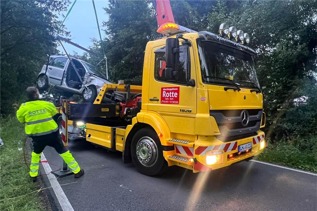 Unfall in Olfen: Auto landet im Graben - Straße gesperrt Der Abschleppwagen hob das Unfallfahrzeug auf die Ladefläche.