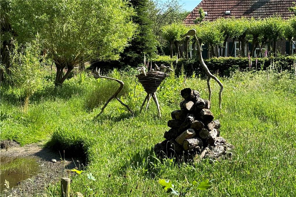 Über Stock und Stein auf dem Holzschuhwege in Woold Ein Künstlergarten mit Holzgebilden und geflochtenen Weidenbäumen