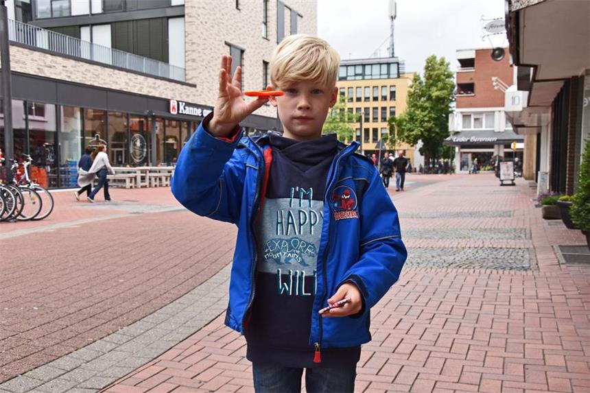 "Fidget Spinner" verdrehen auch in Lünen die Finger Der achtjährige Colin spielt gerne mit den neuen Handkreiseln.