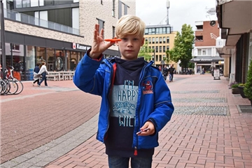 Der achtjährige Colin spielt gerne mit den neuen Handkreiseln.