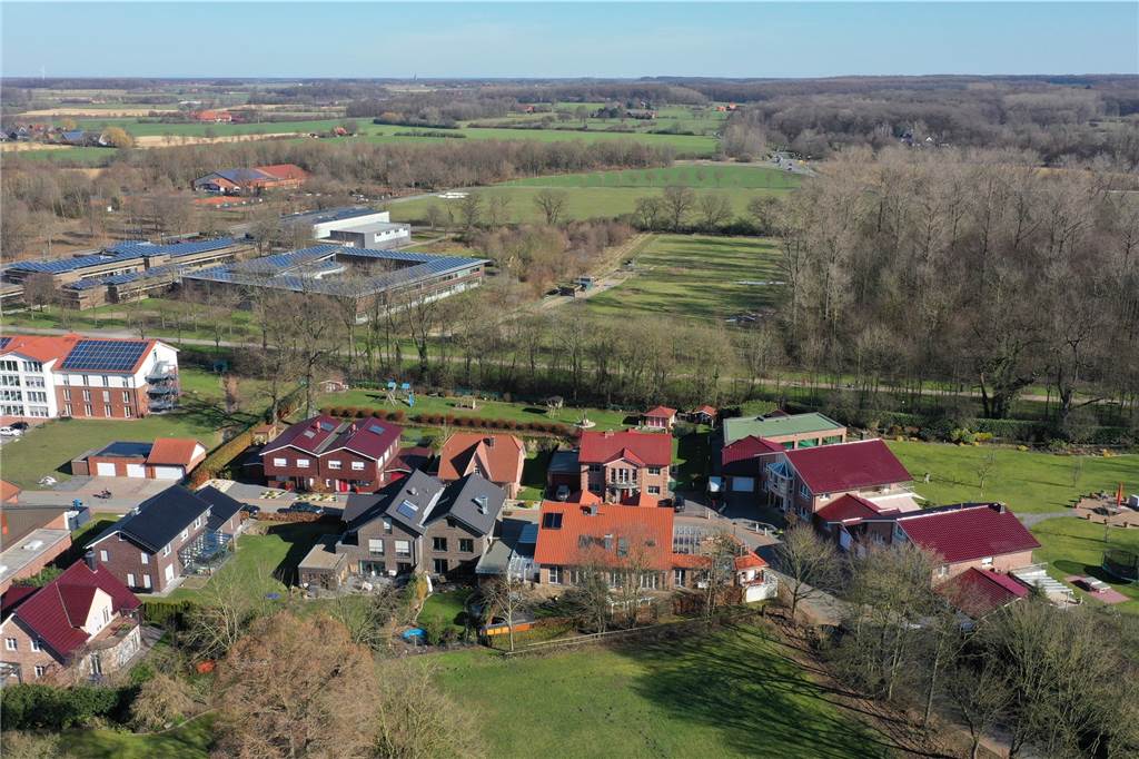 Hotelquartier am Schloss: Rat stimmt trotz Bedenken für Bauprojekt Der Acker rechts neben der Nordkirchener Gesamtschule soll mit dem Hotelquartier bebaut werden. Den Weg dafür freigemacht hat der Nordkirchener Rat. Dabei hat er sich über Bedenken hinweggesetzt.