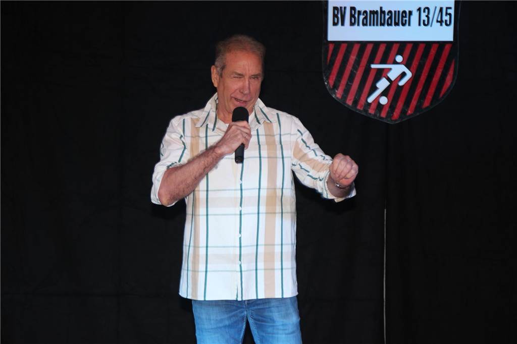 Der Ackermann (alias Erich Zielke) sorgte während der 18. Comedy Night des BV Brambauer 13/45 wieder für die Moderation und viele Kalauer.