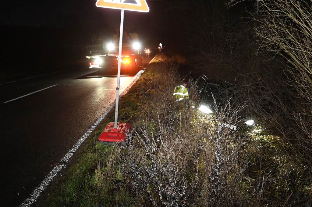 Fahrer und Kleinkind landen bei Unfall auf der B58 im Straßengraben Der ADAC-Abschleppdienst musste den Pkw bergen.