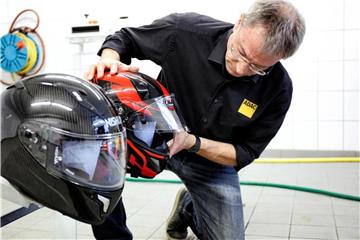 Der ADAC hat neun leichte Motorradhelme unter die Lupe genommen - nur jeder dritte schnitt dabei „gut“ ab. Foto: Ralph Wagner/ADAC