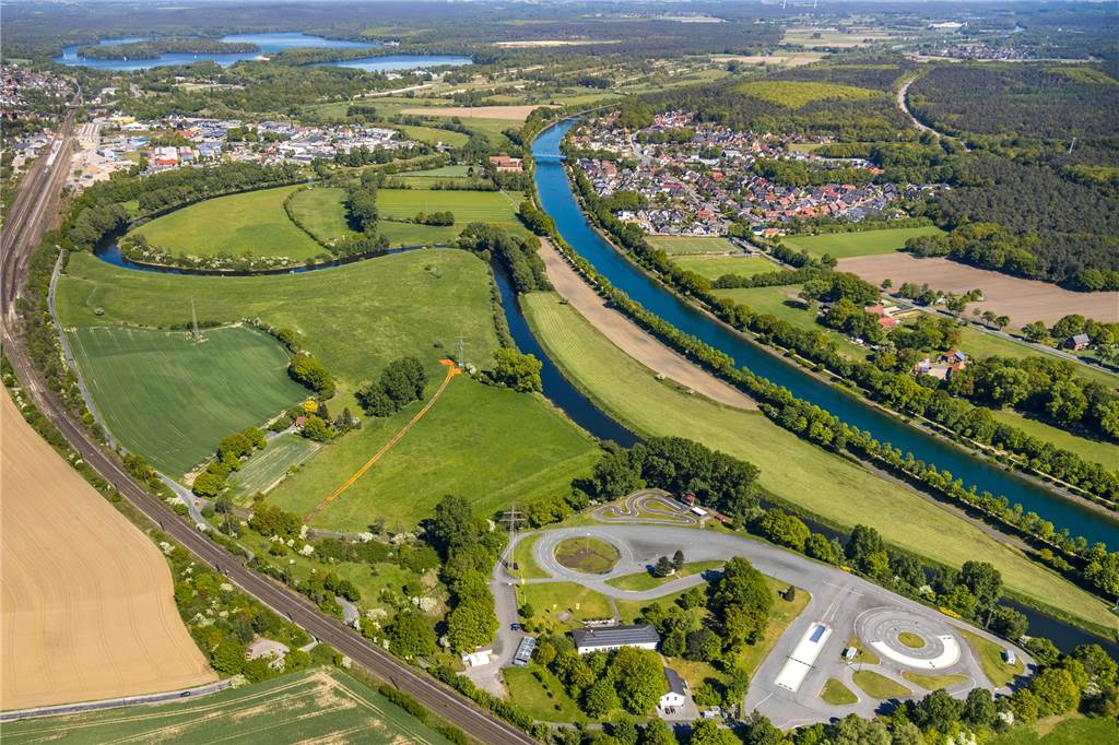 „Höllischer Krach“: Bürger klagen über Lärmbelästigung durch ADAC-Platz Der ADAC-Übungsplatz in Haltern: Hinten rechts ist Hamm-Bossendorf zu sehen. Nicht im Bild ist ein Teil des Ortsteils, der auf selber Höhe mit dem Platz rechts auf der gegenüberliegenden Kanalseite liegt.