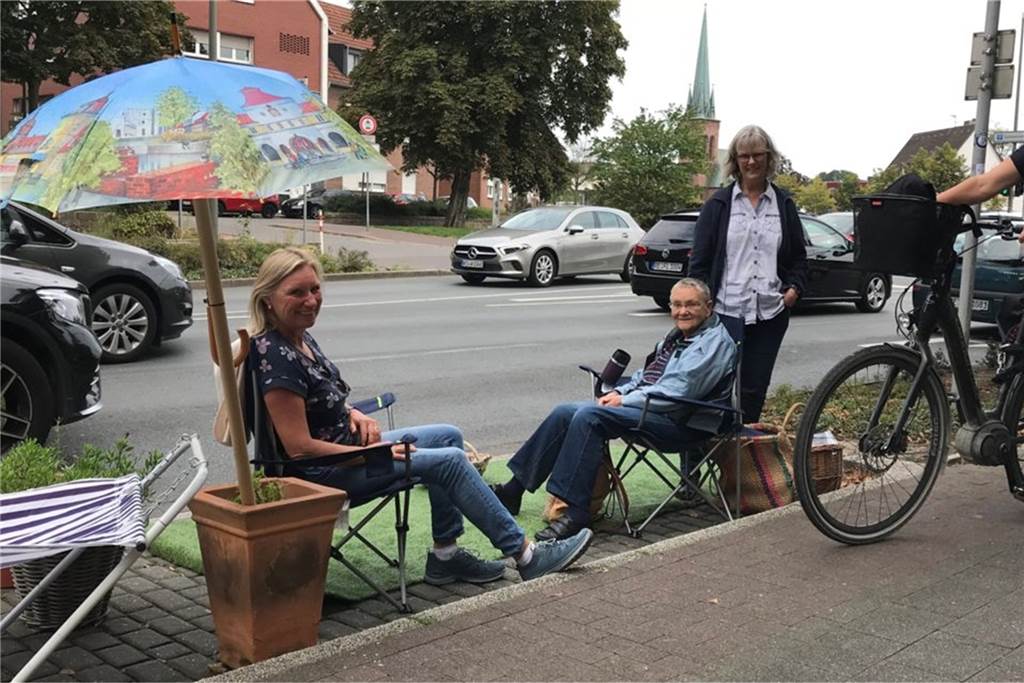 Start für Mobilitätskonzept in Dorsten: Radfahrer mit erster Offensive Radfahrer besetzen einen Parkplatz.