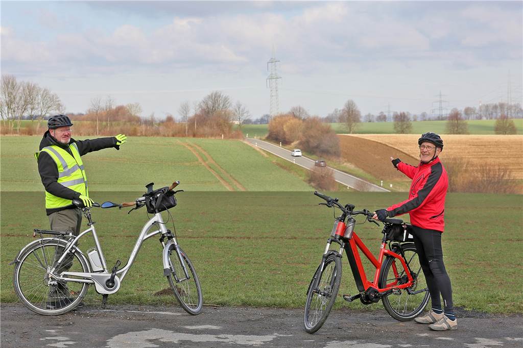 Der ADFC mit Eckhard Overbeck (gelb) und Wilhelm Kröger (rot) wünscht sich einen Radweg für die L 679 zwischen Frömern und Kessebüren – hier ist der Kreis Unna aber nicht Straßenbaulastträger.