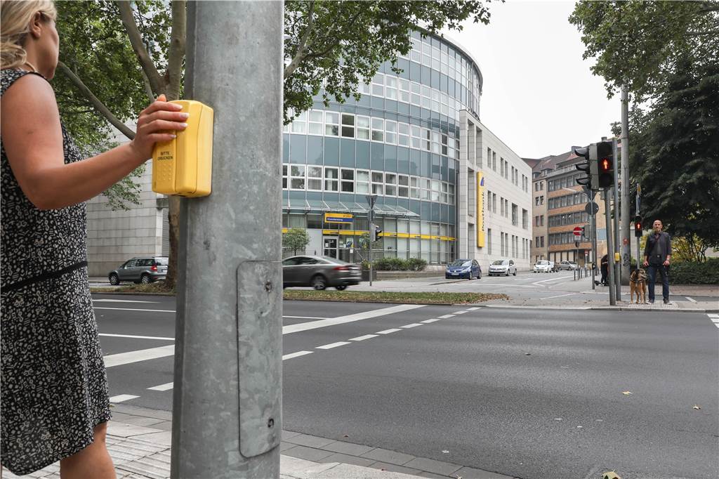 Radfahr-Lobby will eine City-Zufahrt für Autofahrer dicht machen Der ADFC wünscht sich bessere Ampelübergänge für Fußgänger am Wallring.