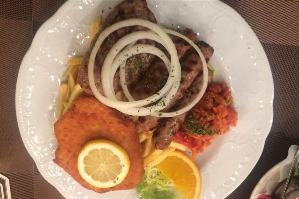 Im „Heideblümchen“ in Alstedde gibt sich die Speisekarte international Der Adria Teller besteht aus einem panierten Schnitzel, 3 Cevapcici, Pljeskavica, also Hacksteak mit Feta gefüllt, Djuvecreis und Pommes frites.